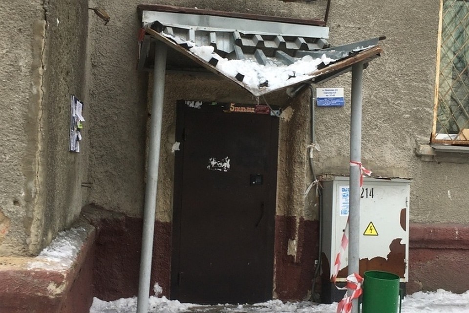 Упавшая сверху ледяная глыба помяла козырек Фото: "6 рукопожатий Кемерово" / "ВКонтакте"