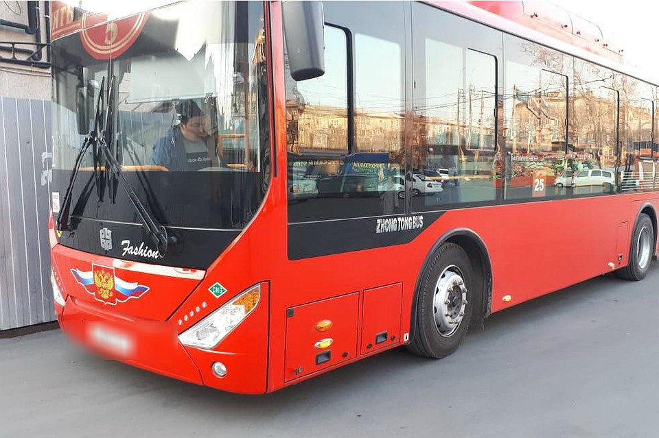 В Хабаровске ребенка зажало дверьми при выходе из автобуса