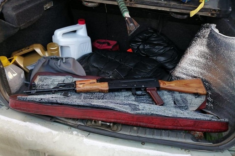 Полицейские при обыске задержанных нашли оружие и патроны. Фото: УВД по ТО