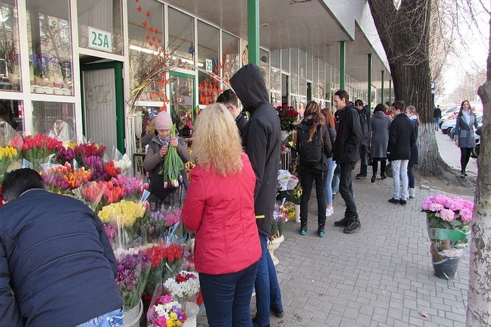 Пока особого ажиотажа на цветочном рынке нет.
