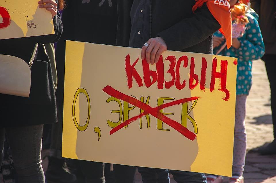 Феминистки проходят маршем мимо Белого дома, кромко выкрикивая лозунги