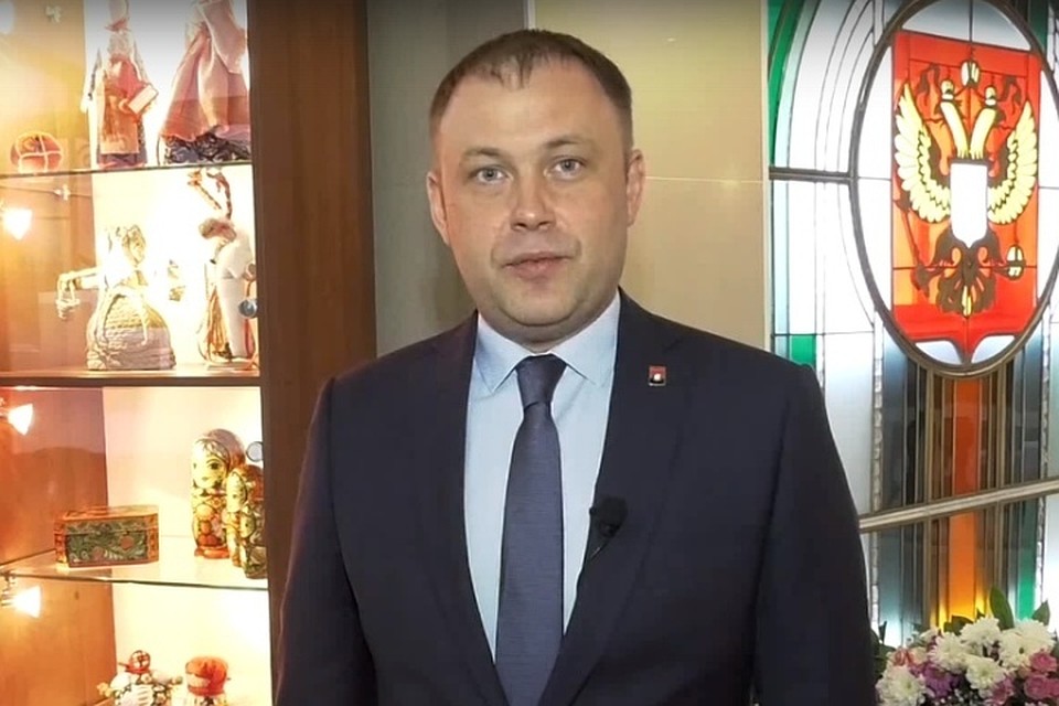 Илья Середюк поздравил кемеровчанок с наступившей весной и с 8 марта Кадр: "ВКонтакте"