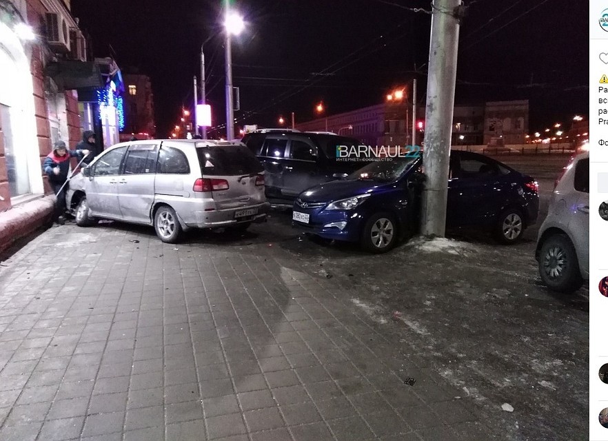 Пешеходы чудом не пострадали в тройном ДТП в центре Барнаула