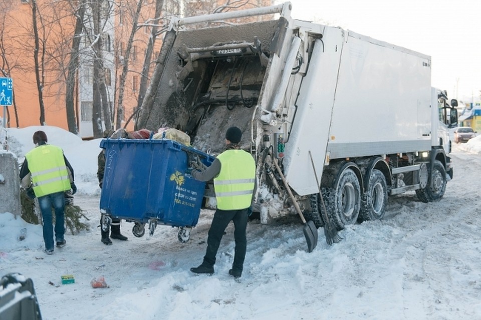 Несчастная лежала за мусорным баком.