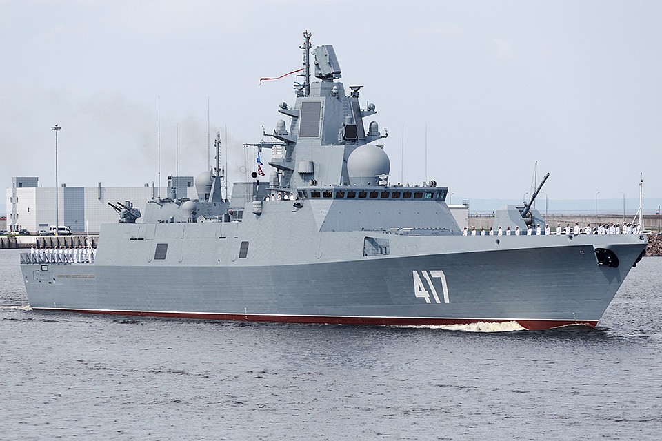 Фрегат "Адмирал флота Советского Союза Горшков" в акватории Кронштадта во время репетиции военно-морского парада в честь Дня Военно-Морского Флота. Фото Вадим Савицкий/пресс-служба Минобороны РФ/ТАСС