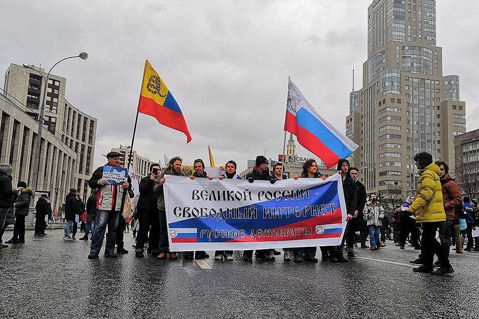 На проспект Сахарова пришли совершенно разные люди - от коммунистов и комсомольцев под красными флагами до яблочников и прочих представителей либерального лагеря