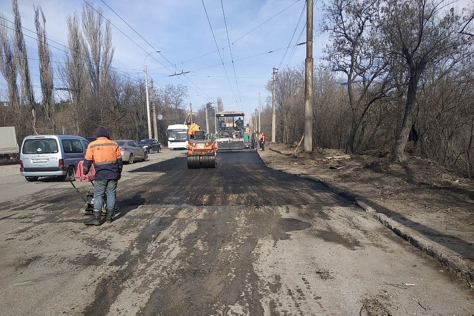 В ремонте задействованы 14 работников и 4 единицы спецтехники. Фото: пресс-служба администрации Симферополя