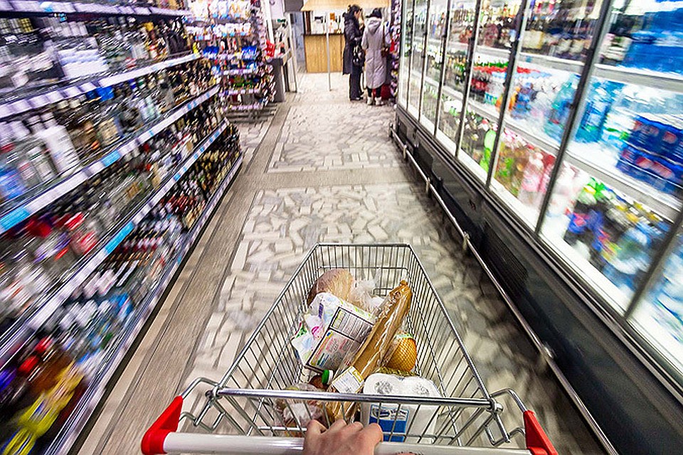 Почти половину денег мы тратим на продукты.