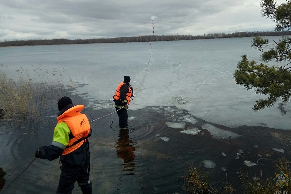 Чтобы вытащить человека из воды понадобились доска и веревка. Фото: МЧС.
