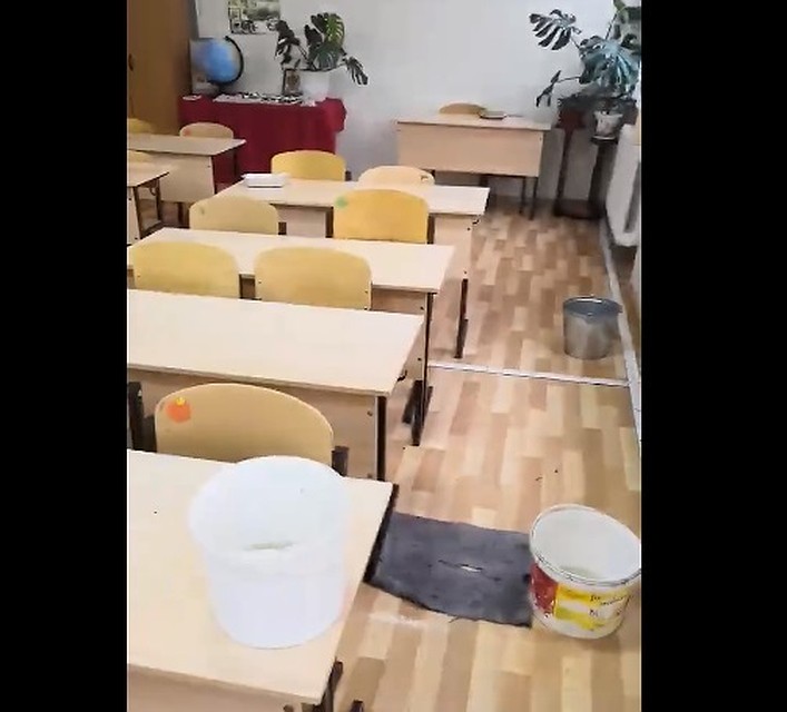 Ведра в классе постоянно меняют, но они быстро наполняются водой