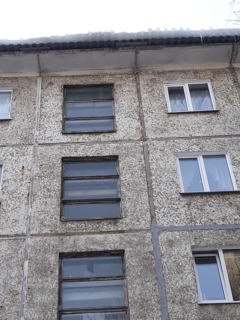 Огромные пласты льда свисают с крыши.