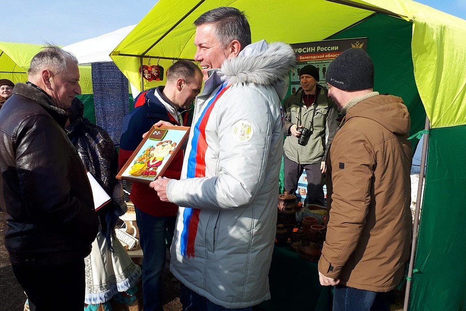 Олег Кувшинников стал счастливым покупателем яркой поделки.