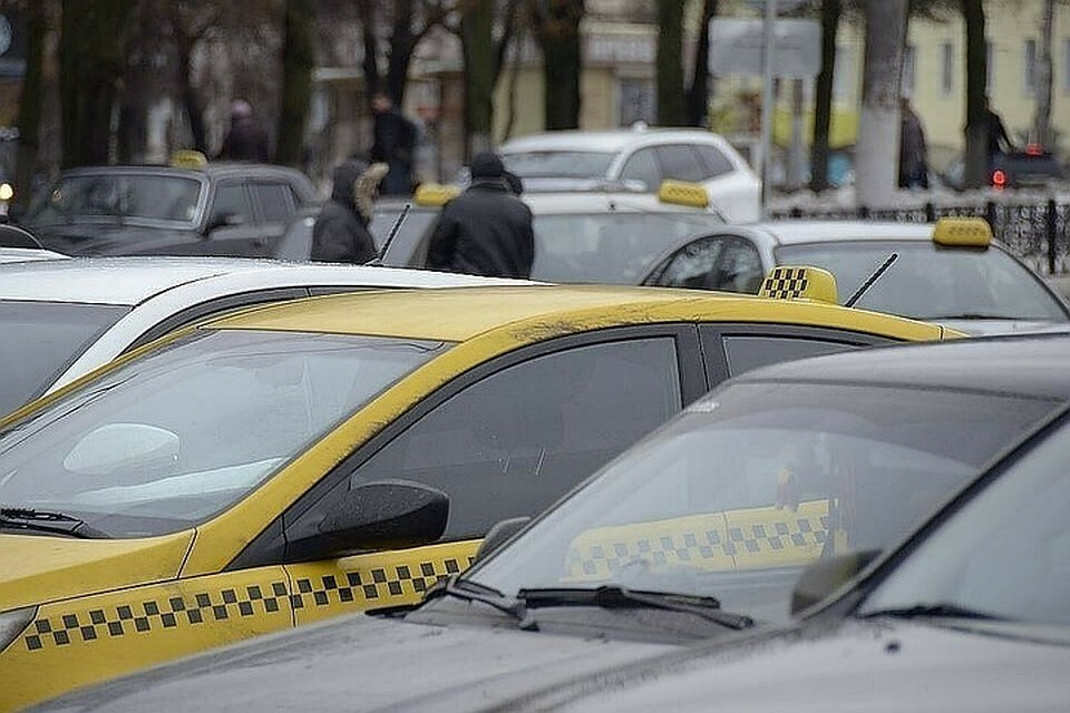 В Краснодаре два парня, угрожая пистолетом, забрали у таксиста 800 тысяч рублей и телефон