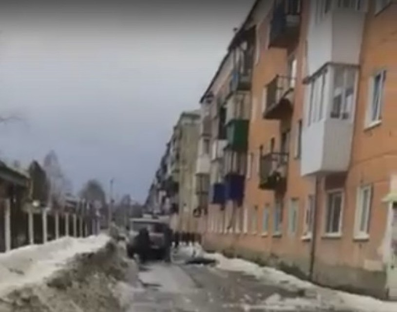 Лед упал на тротуар, где всегда много прохожих.