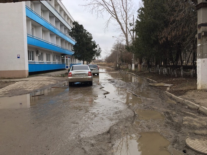 Местные жители жалуются на разбитые городские дороги