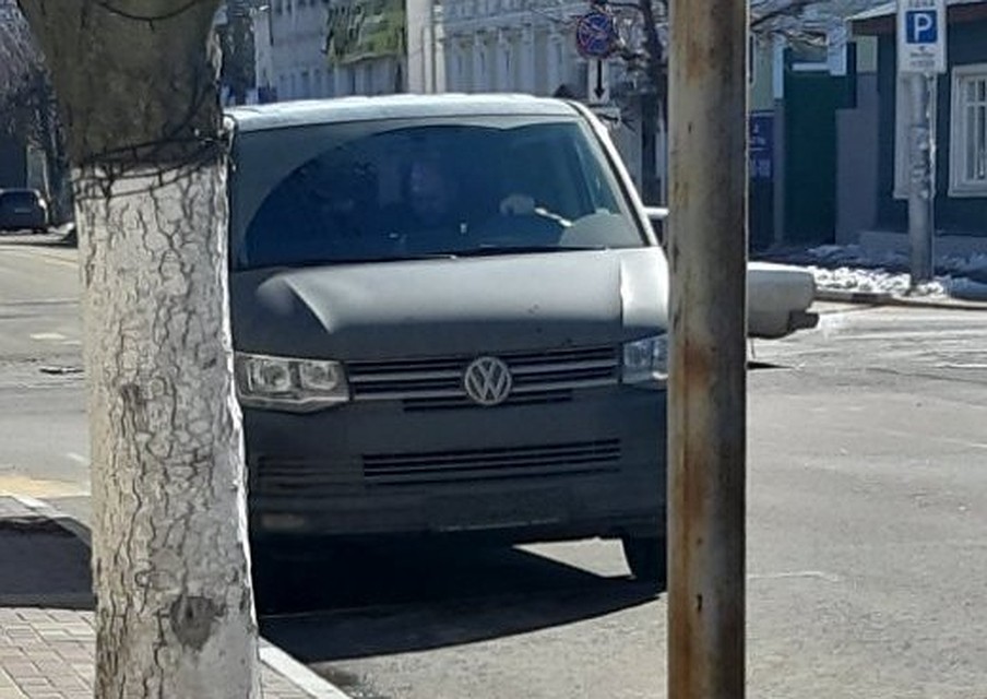 На микроавтобусе без госномеров Сергея Карабасова и Сергея Савина увезли на «беседу» в Следственный комитет. Фото: Алексей Захаров.