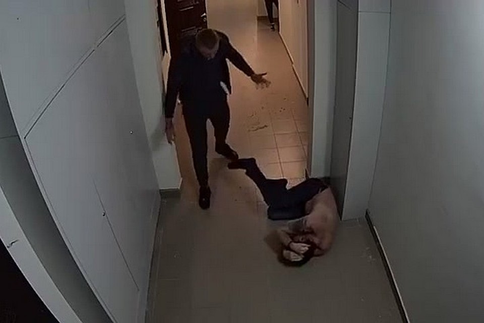 В Красноярске разъяренный сосед избил меломана за громкую музыку. Фото: "Жесть Красноярска"