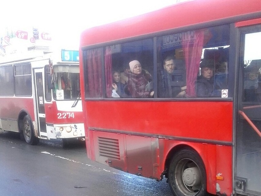 Автобус перекрывал дорогу троллейбусу. Фото соцсетей