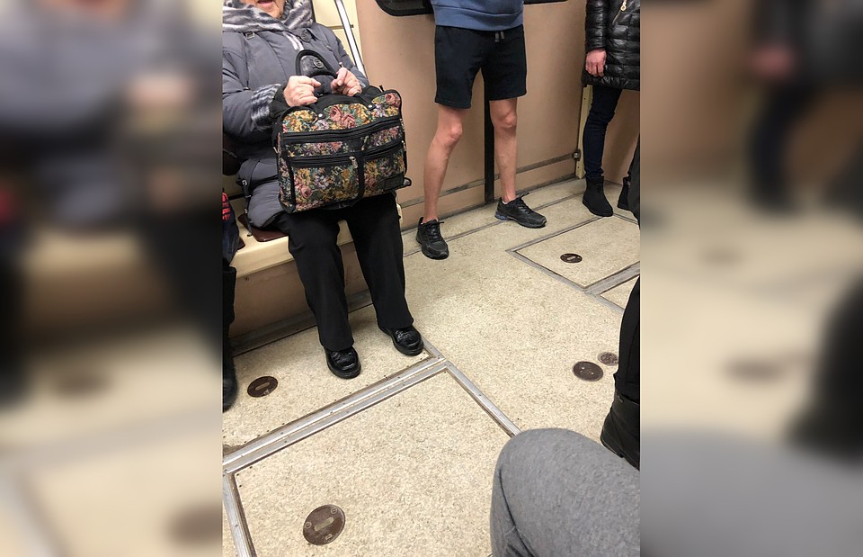 На дворе только март, а в метро уже встречаются по-летнему одетые сибиряки. Фото: vk.com/subwaynsk.