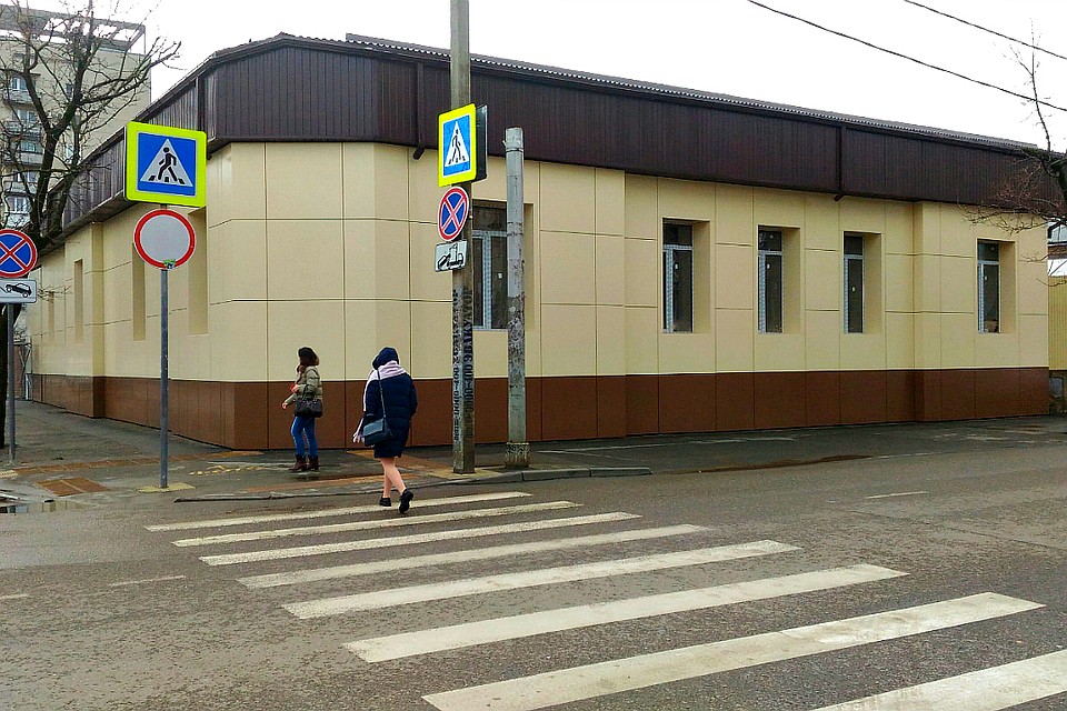 Недавно на здании установили вентилируемый фасад.