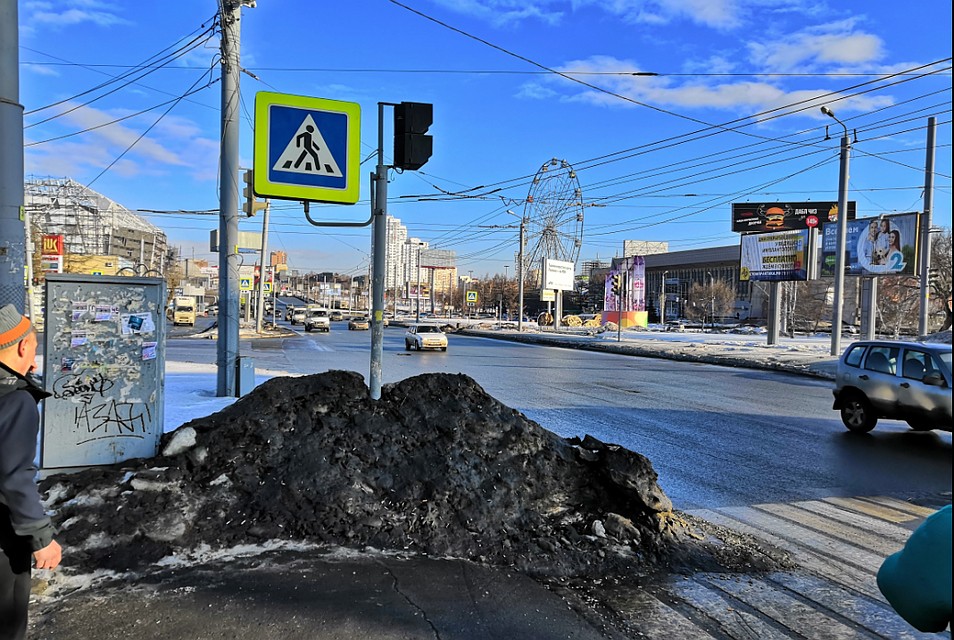 Отвали мерзлой грязи оставили по всему городу.