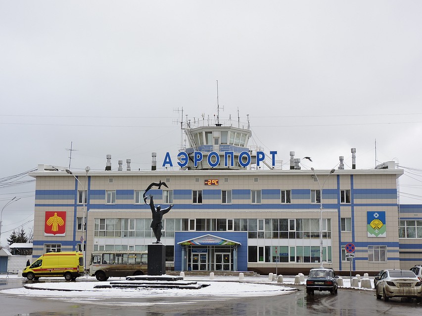 В Сыктывкаре экстренно сел самолет