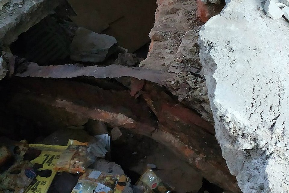 Из-за ржавых балок пол магазина не выдержал и провалился в подвал вместе с товаром и одной покупательницей. Фото: Пресс-служба торгового дома "Интерторг"
