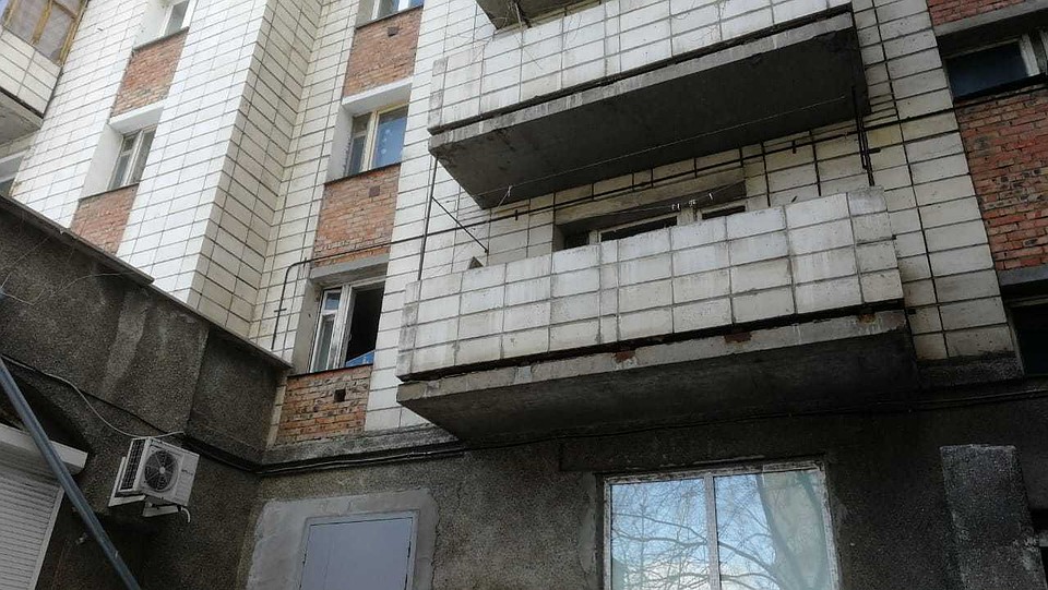 Из-за него повреждено остекление квартиры.