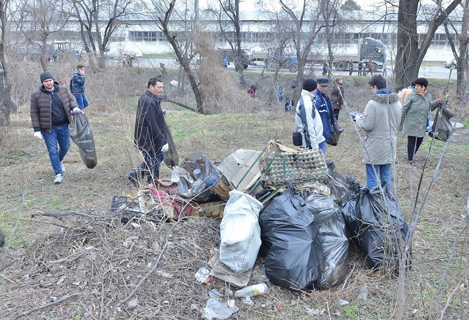1500 граждан убирали сегодня мусор.