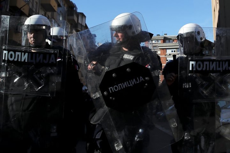 В Белграде протестующие окружили управление полиции