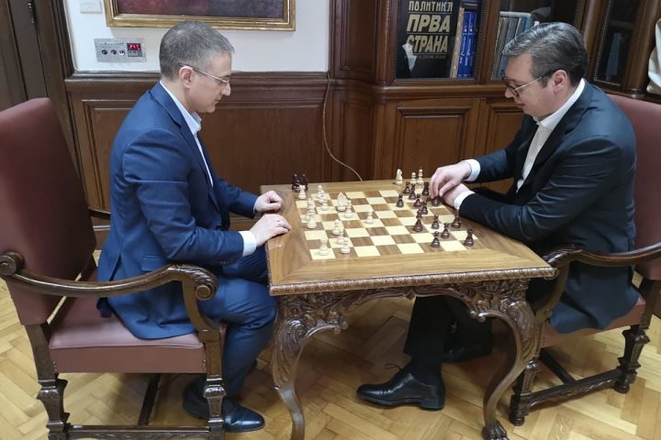 Президент Сербии Александр Вучич играет в шахматы с главой МВД Небойшей Стефановичем. Фото: twitter.com/@avucic