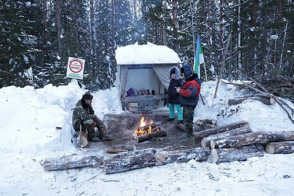 Активисты дежурят уже очень долгое время
