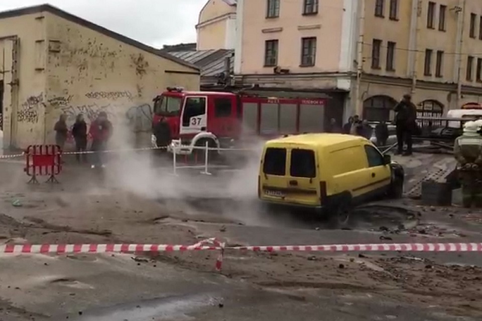 Рядом с БДТ имени Товстоногова прорвало трубу с кипятком. Фото: "Аварийный Петербург".