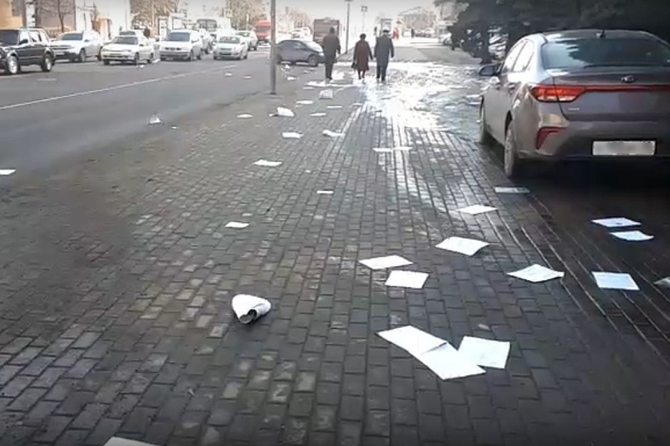 В Липецке по улице разлетелись архивные документы Пенсионного фонда