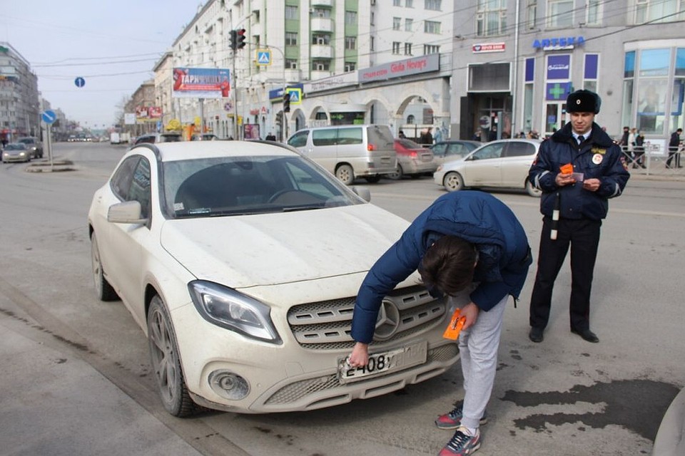 Водителям предлагали протереть грязные номера салфеткой. Фото: Владислав Савченков.