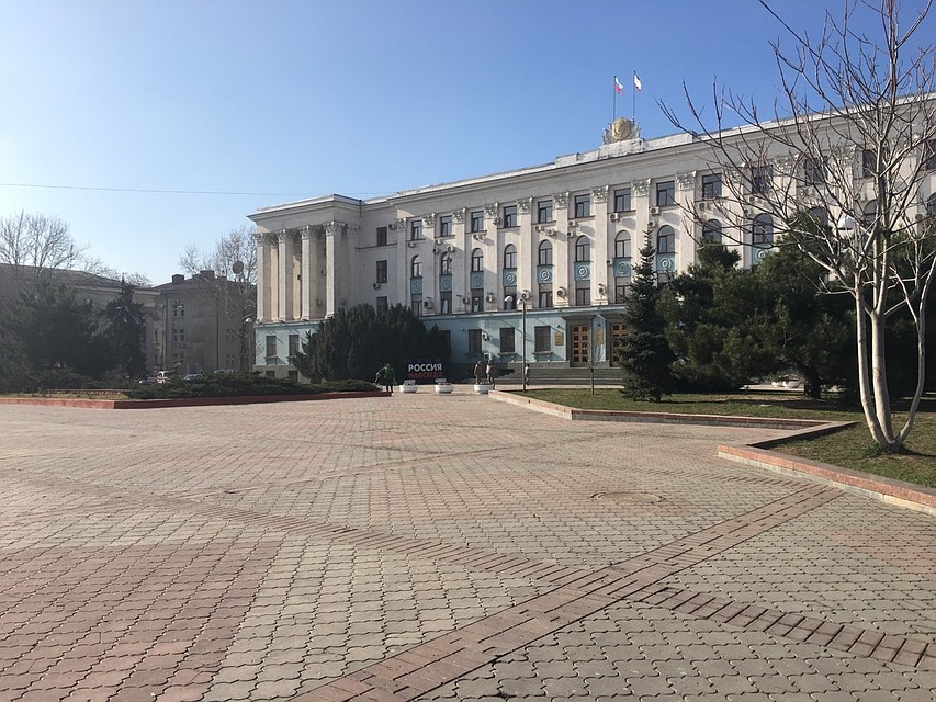 По словам главы города, плитка там находится в "ужасном состоянии"