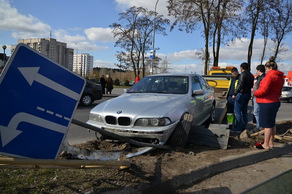 В Гродно пьяный бесправник на BMW снес знак и четыре пролета ограждения. Фото: ГАИ