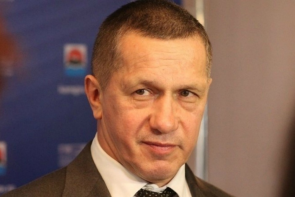 Юрий Петрович во Владивостоке всегда серьёзен и говорит строго по делу