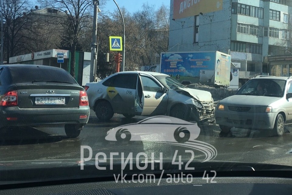 Авария произошла на перекрестке Ленина и Пионерского Фото: "Регион-42 Кемерово" / "ВКонтакте"