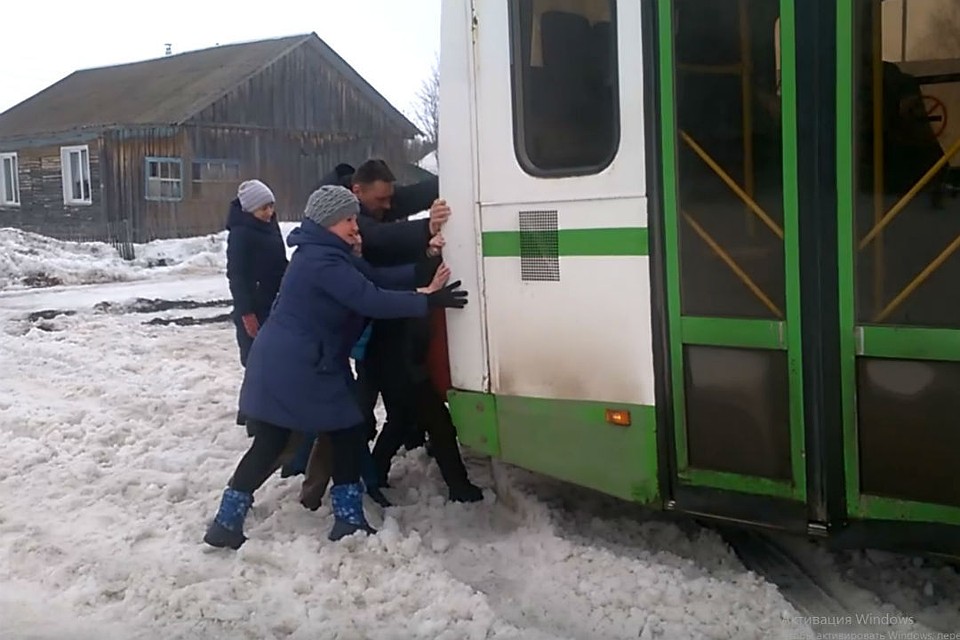 Чтобы автобус выехал, женщинам пришлось наравне с единственным мужчиной толкать большегрузный автомобиль. Фото: vk.com/zlo43