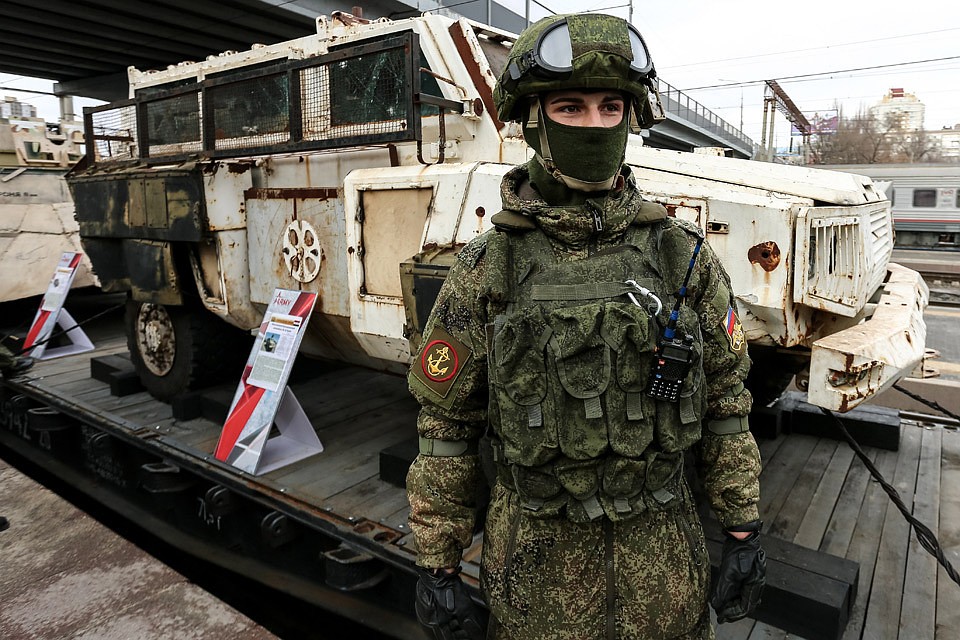 Волгоград. Многоцелевой бронированный автомобиль RG-31 Nyala на платформе поезда с передвижной выставкой трофейного вооружения и военной техники сирийских террористов. Фото Дмитрий Рогулин/ТАСС
