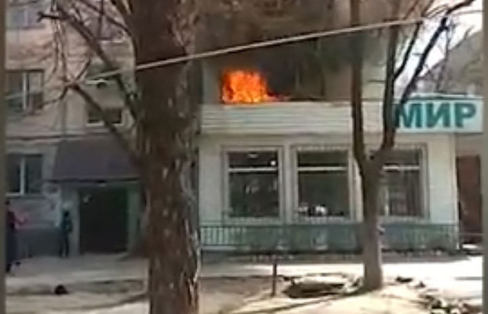 В жилом доме загорелся балкон.
