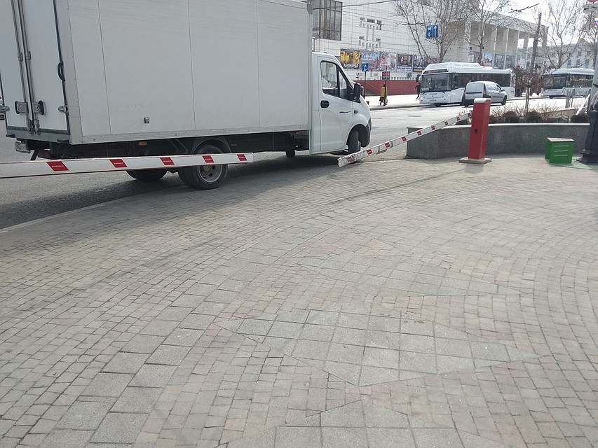 Шлагбаум в центре крымской столицы