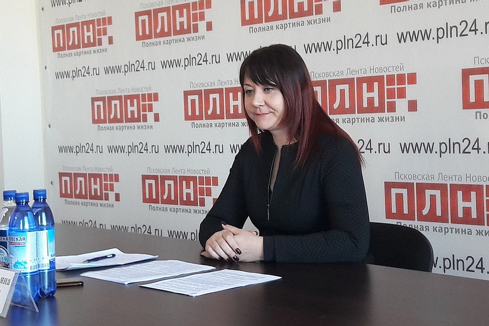 Ульяна Михайлова ответила на вопросы журналистов о доходах Псковского облсовпрофа.
