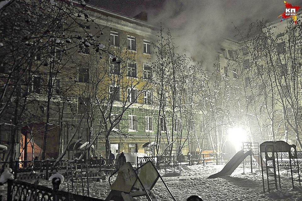 Несколько сгоревших этажей и восемь квартир в доме №10 на улице Володарского решили отремонтировать.