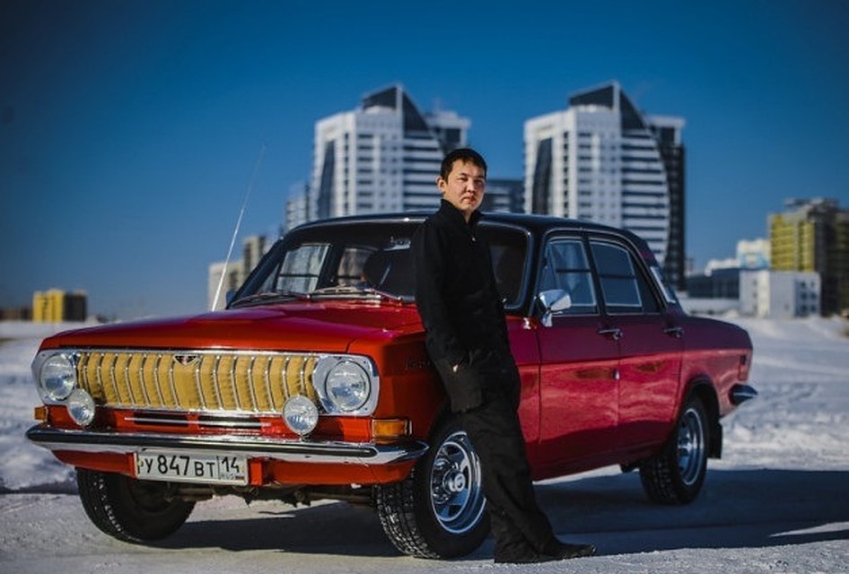 "Родной" цвет этого ГАЗ-24 - светло-голубой. В красно-черный его покрасили, чтобы выделиться из толпы.