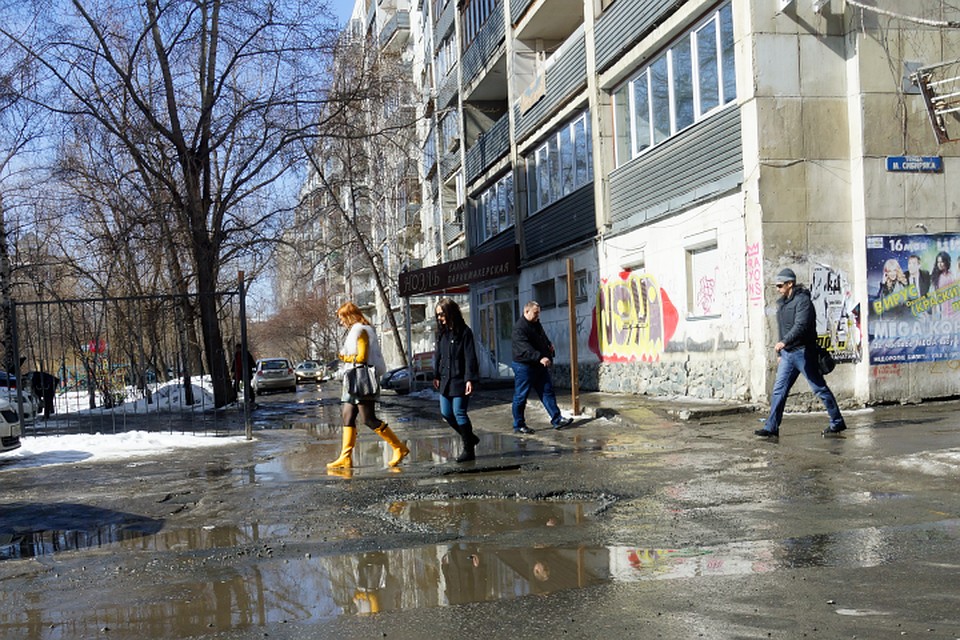 В такую погоду неплохо бы иметь при себе резиновые сапоги, чтобы идти по слякоти.