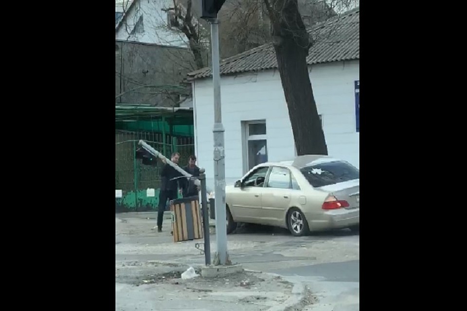 Автоомбиль наехал на светофор (Фото: скрин с видео).