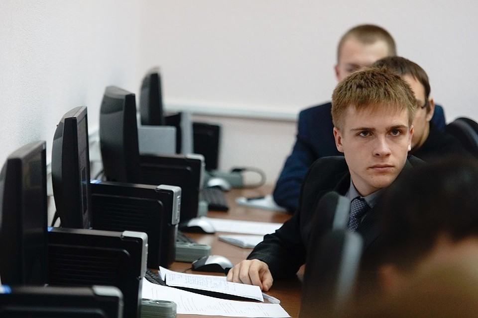 Все соискатели - студенты, которые по итогам промежуточной аттестации учились на «отлично» и «хорошо» в течение не менее двух следующих друг за другом семестров, предшествующих присуждению гранта