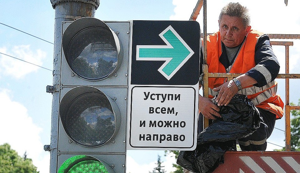 Дорожные знаки иногда сильно помогают водителям при проезде перекрестков